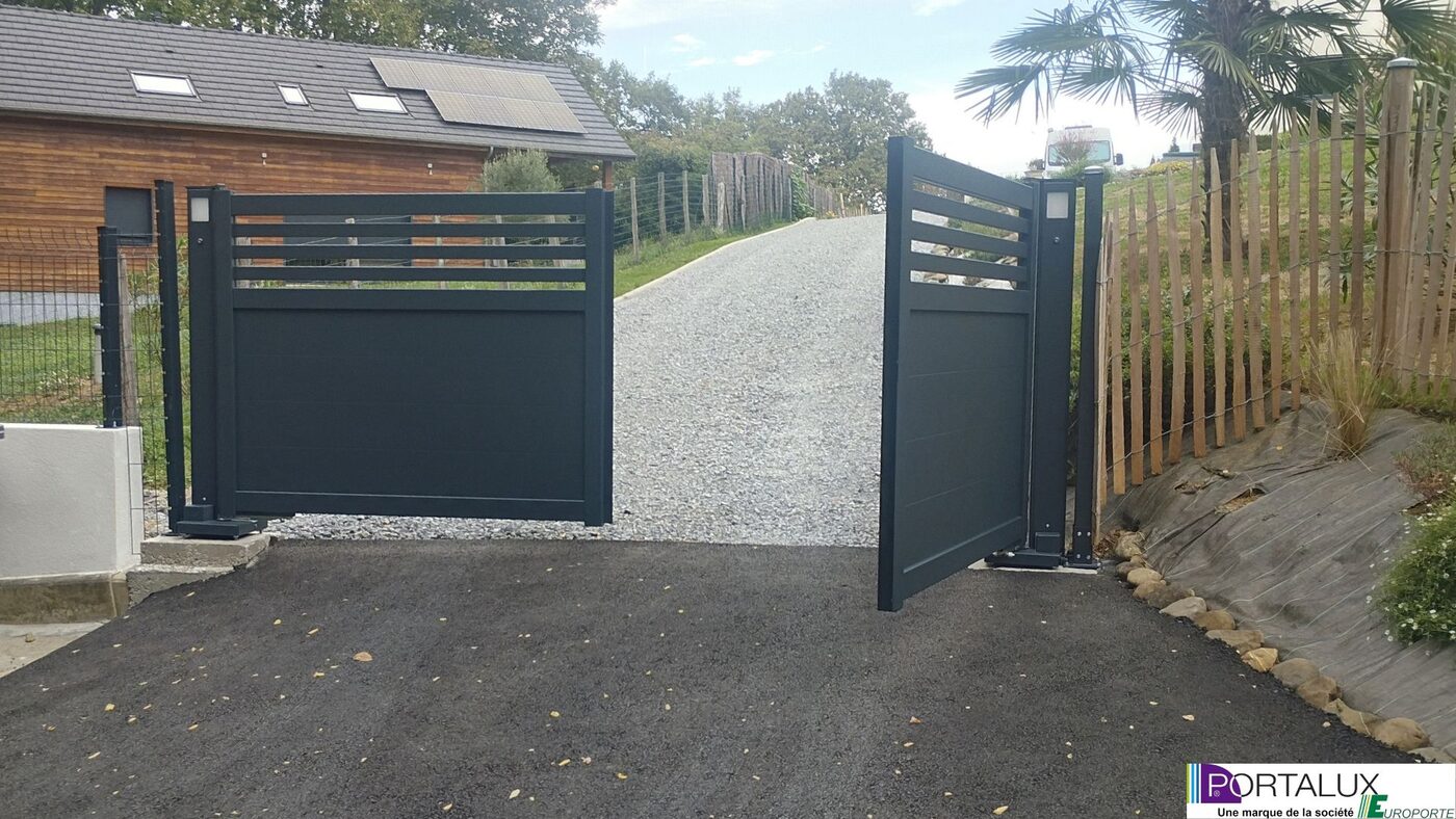 Portail coulissant anthracite à motif feuillage découpé