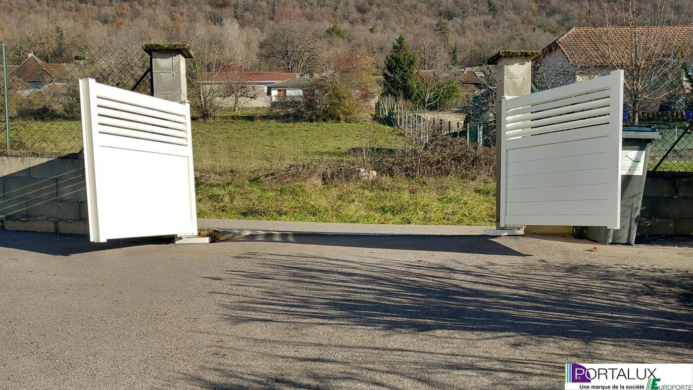 Portail coulissant anthracite à claire-voie